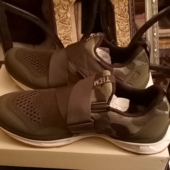 Athletic shoes - Picture 3 of 6